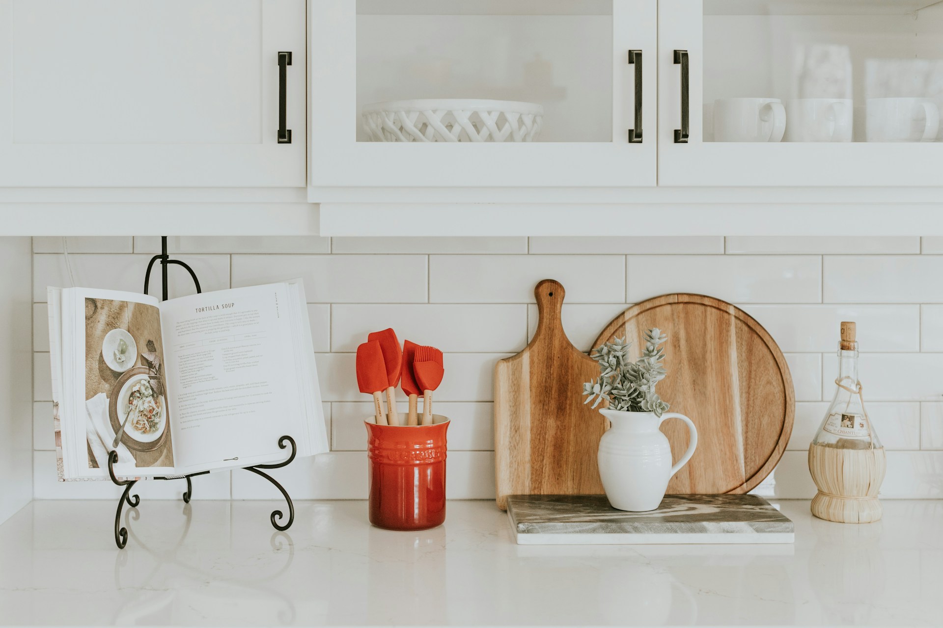 Eco-friendly kitchen items like bamboo cutting boards, silicone wraps, and stainless steel straws arranged neatly, showcasing 2025’s sustainable kitchen trends.