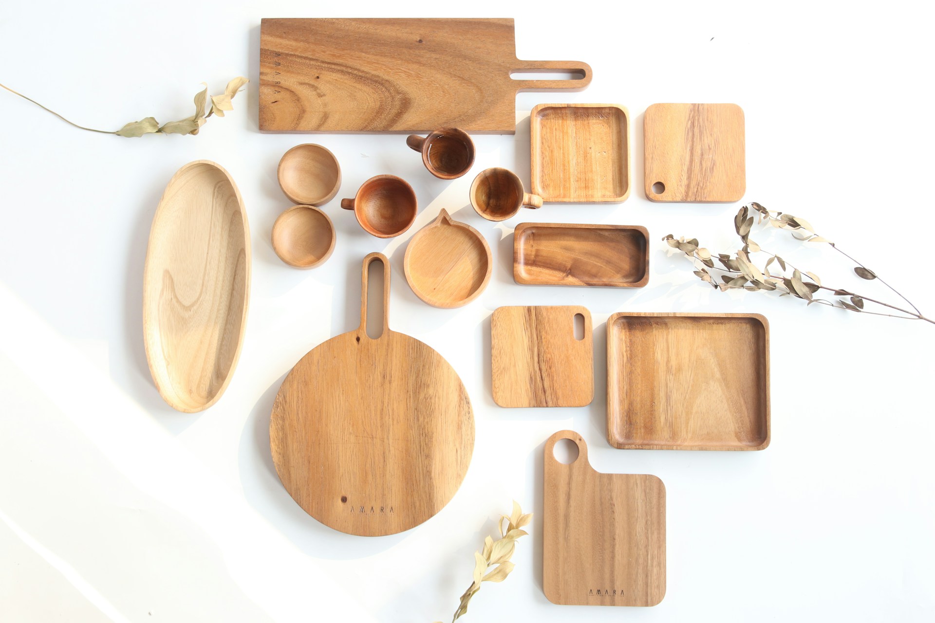 A collection of eco-friendly kitchen gifts, including bamboo cutting boards, stainless steel straws, reusable food wraps, and sustainable cookware, perfect for any occasion.